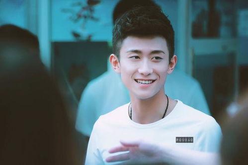 张一山娱乐圈吃瓜视频,揭秘明星幕后生活