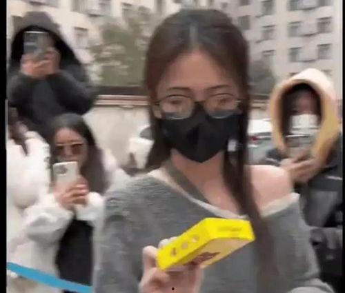 娱乐搬料吃瓜的视频,跟随视频一起吃瓜,揭秘明星幕后故事